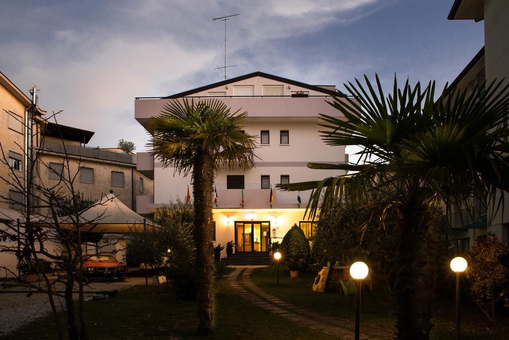 Albergo Ridente Lido di Jesolo Bagian luar foto
