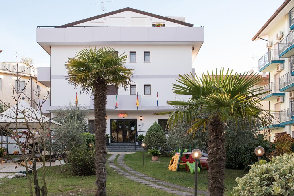 Albergo Ridente Lido di Jesolo Bagian luar foto